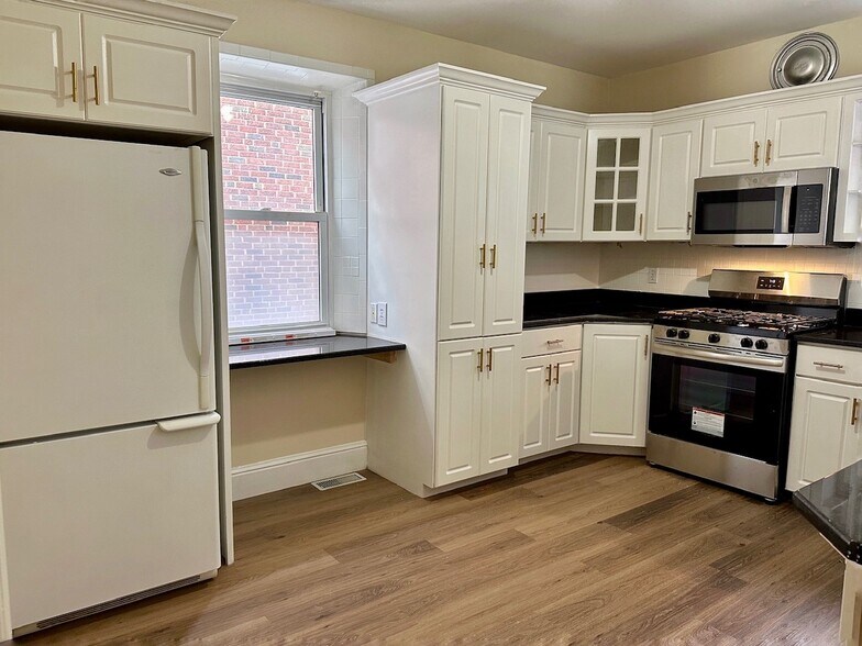 Building Photo - 408 S Hanley Rd