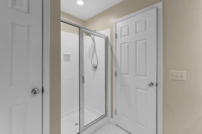 Master Bathroom (Upstairs) - 6215 Split Creek Ln