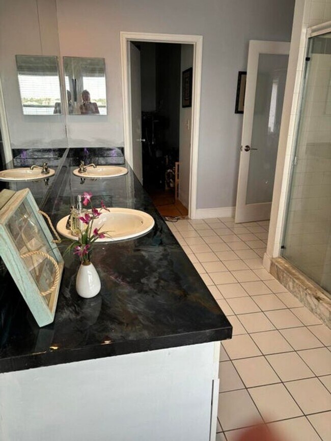 Building Photo - 328 N Lake Dr