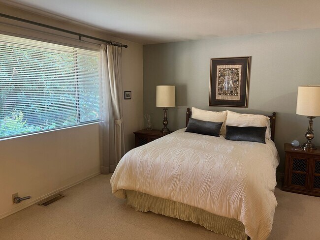 Building Photo - 6bd/3ba Bellevue House