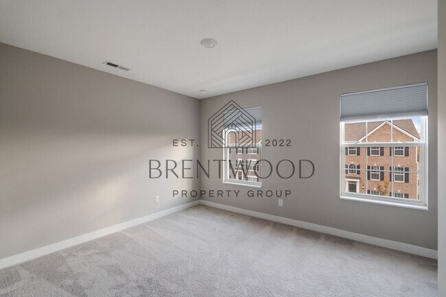 Building Photo - Move-In Ready Modern Townhome in Sought-Af...