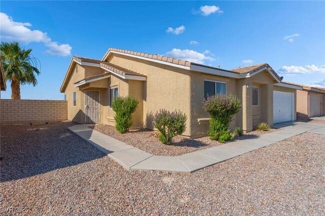 Building Photo - 2111 Hollow Oak Ave