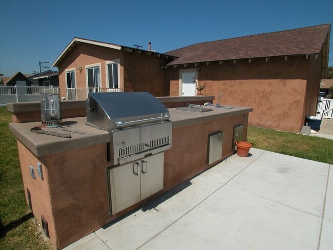 Building Photo - Charming 4-Bed 3-Bath in Paradise Hills