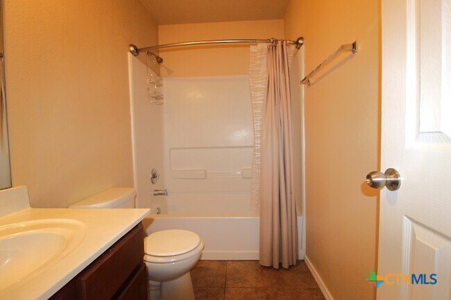 Building Photo - 304 W Gemini Ln