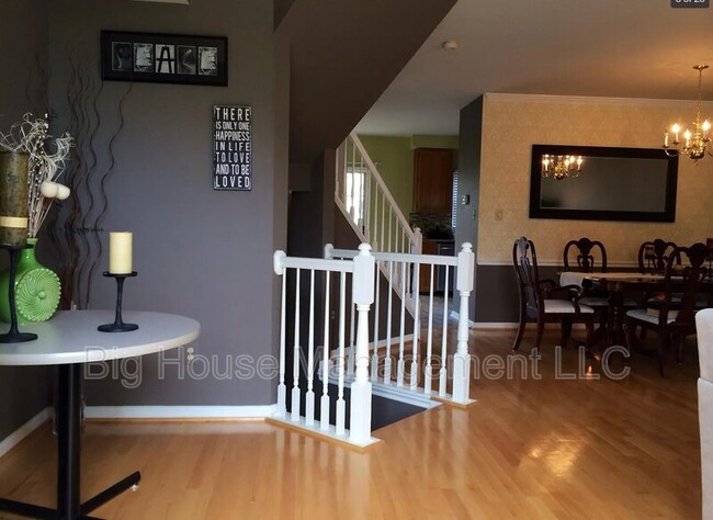 Building Photo - 5802 Appleford Dr