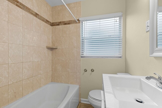 Building Photo - Affordable Remodeled Home near UF Campus