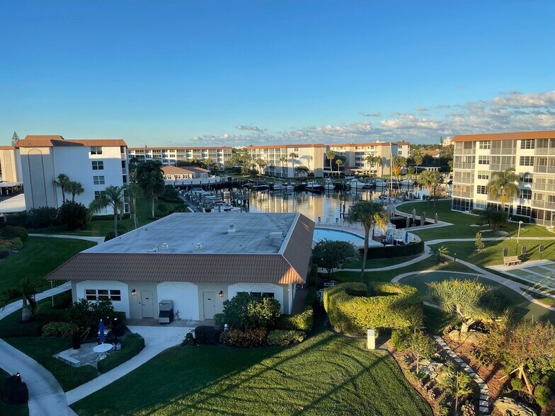 Building Photo - 901 Gardenia Dr