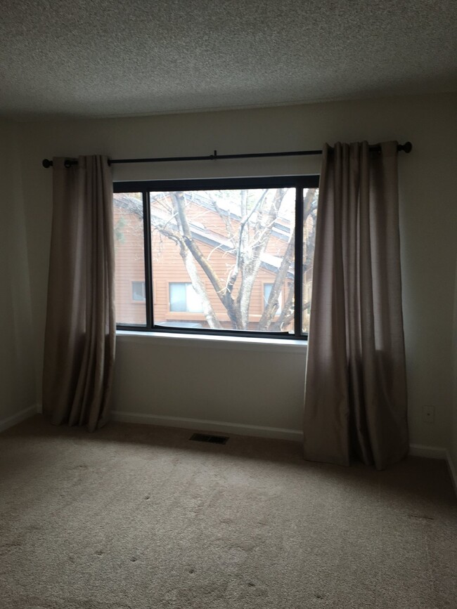 Building Photo - Spacious Townhouse For Rent