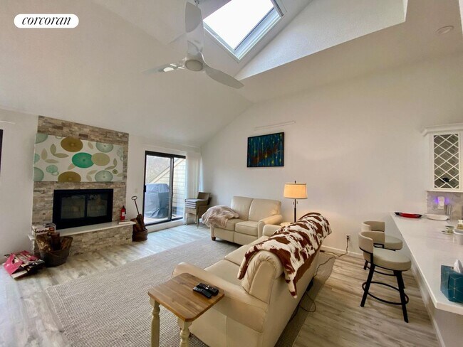 Building Photo - 52 Fairway Pl