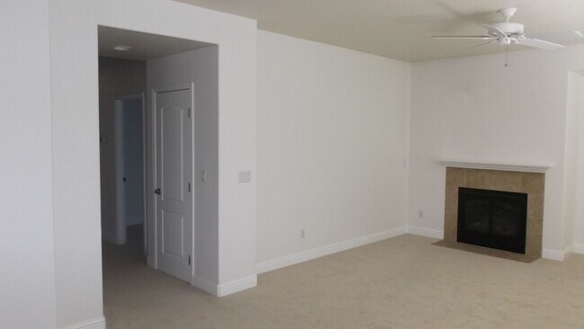 Building Photo - Excellent Elk Grove Location, Spacious 4 bedroom home with office, sitting parlor, and large kitchen
