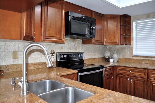 Building Photo - 1522 Chateaux De Ville Ct