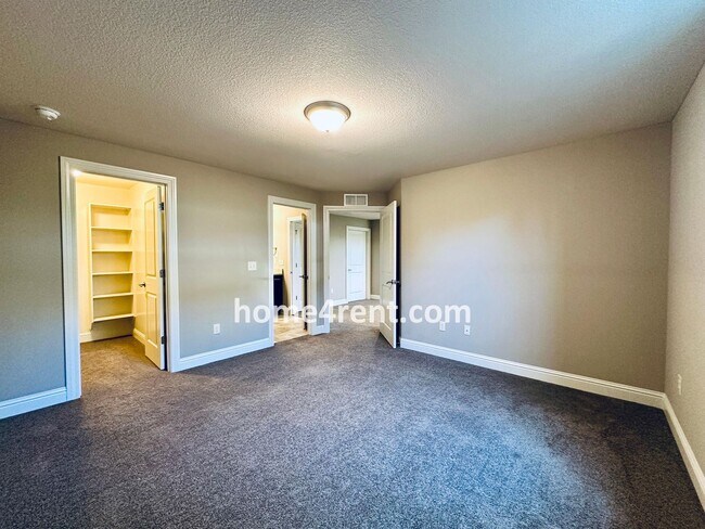 Building Photo - Main Level Primary Bedroom, Updated Kitche...