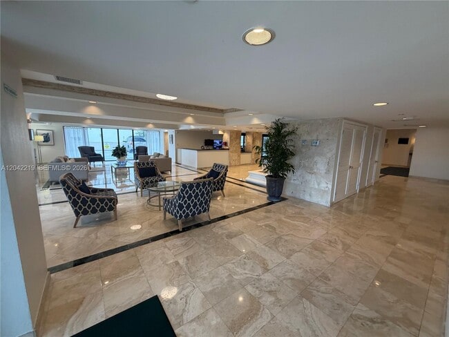 Building Photo - 2625 Collins Ave