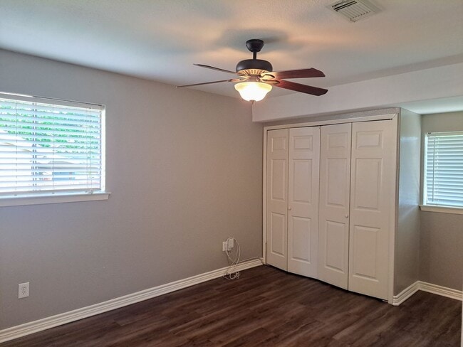 Building Photo - 3 Bedroom / 2 Bath / 2 Car Garage