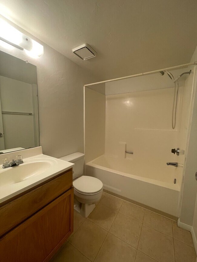 Building Photo - Two Bedroom Ground Floor Condo Near Presco...