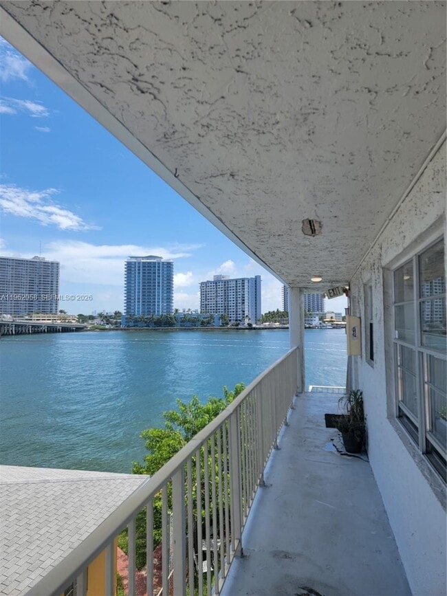 Building Photo - 2150 Bay Dr