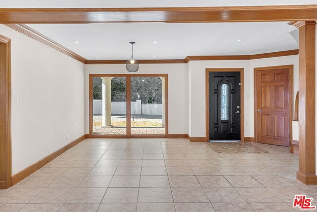Building Photo - 3200 Oakley Dr