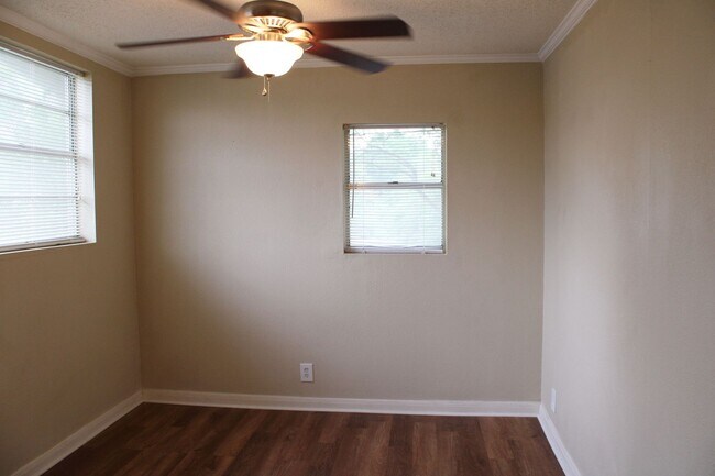 Building Photo - 3901 N New Braunfels Ave