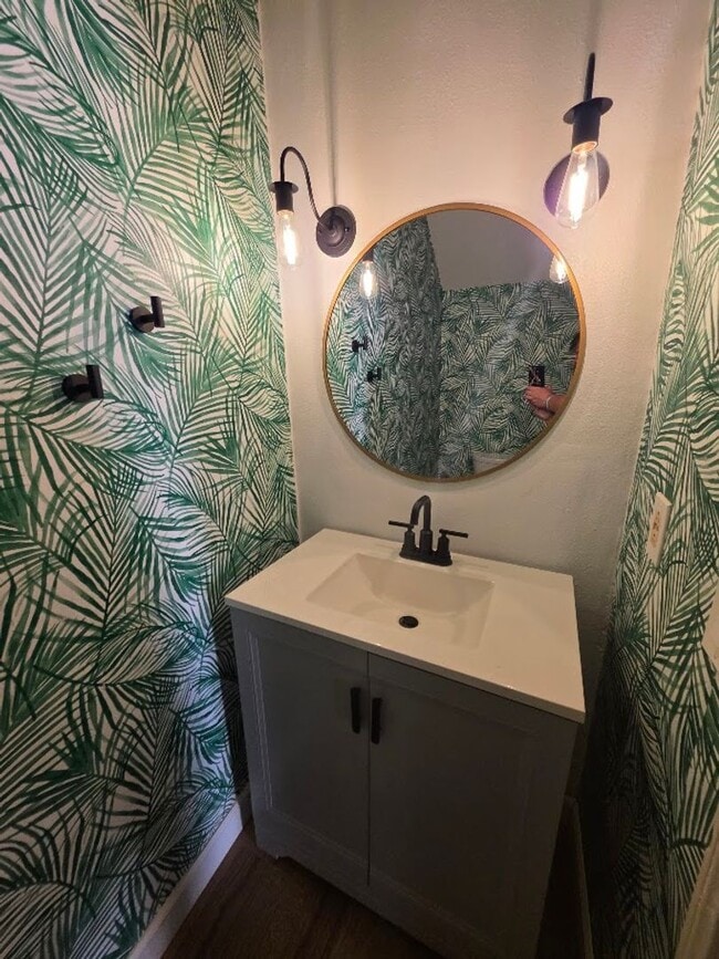 Building Photo - RENOVATED 2BD/1.5 BATH WITH PARKING, LAUNDRY, AND FULL H-VAC
