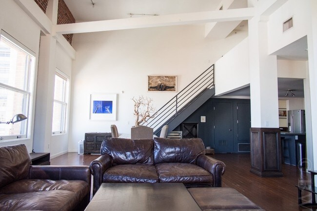 Building Photo - 257 S Spring St