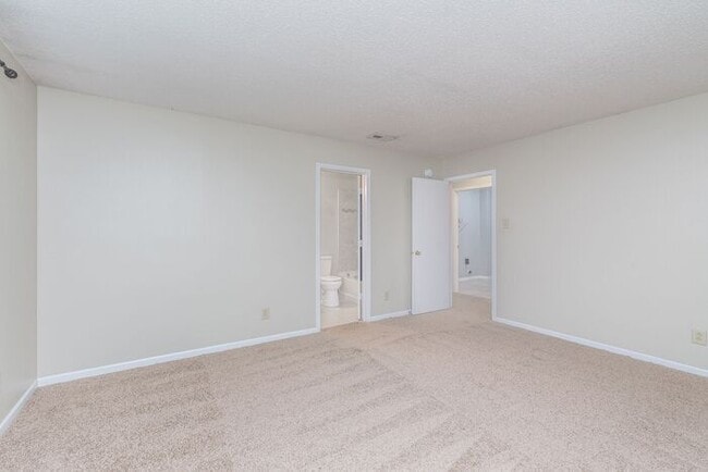 Building Photo - Sweet 3 Bedroom 2 Full Bath in Wayne Township