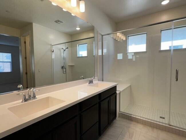 Building Photo - RECKER AND RAY MOVE IN READY 4 BEDROOM 2.5 BATHROOM HOME PERFECTLY LOCATED