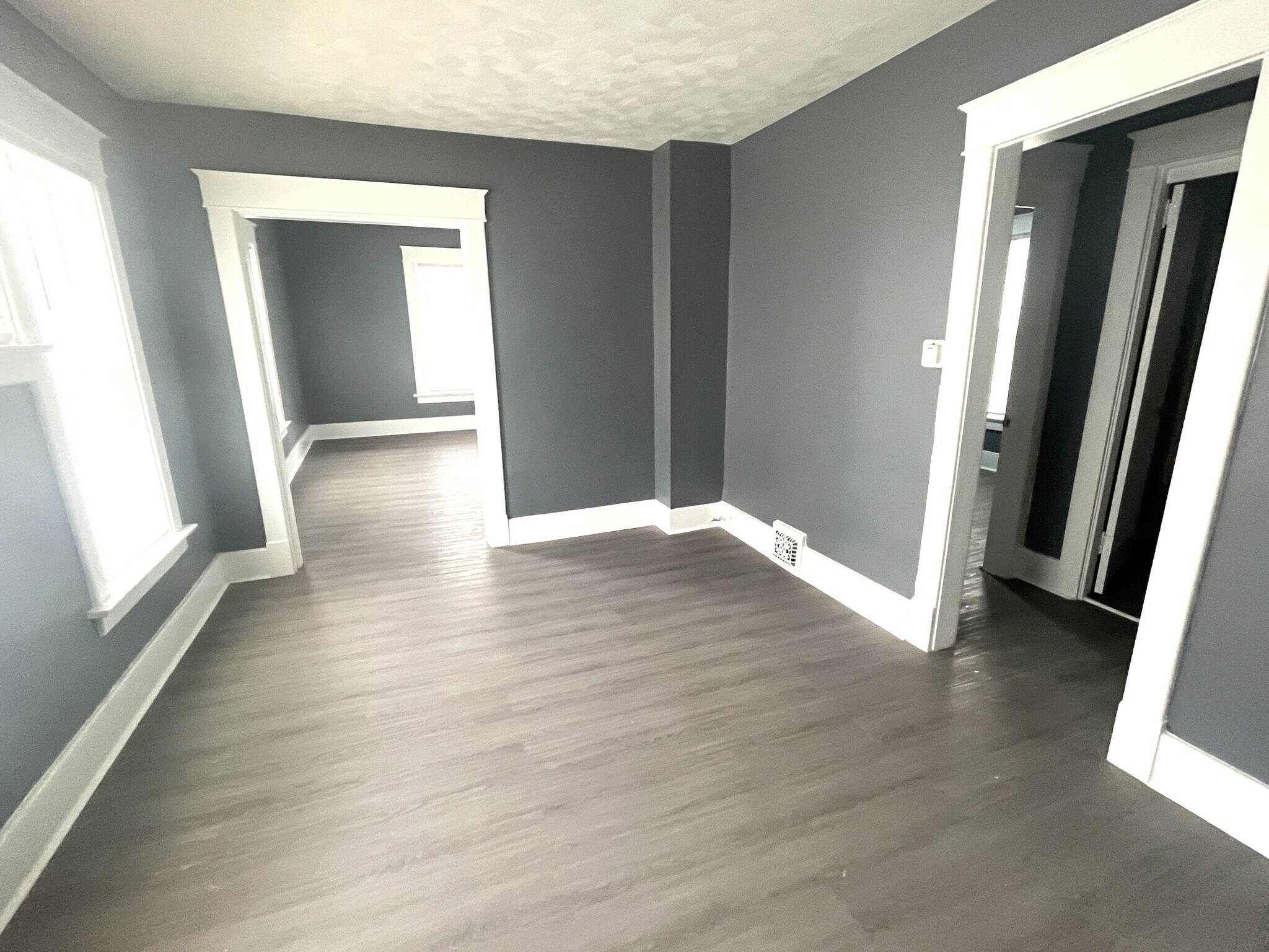 Building Photo - 548 E 7th St