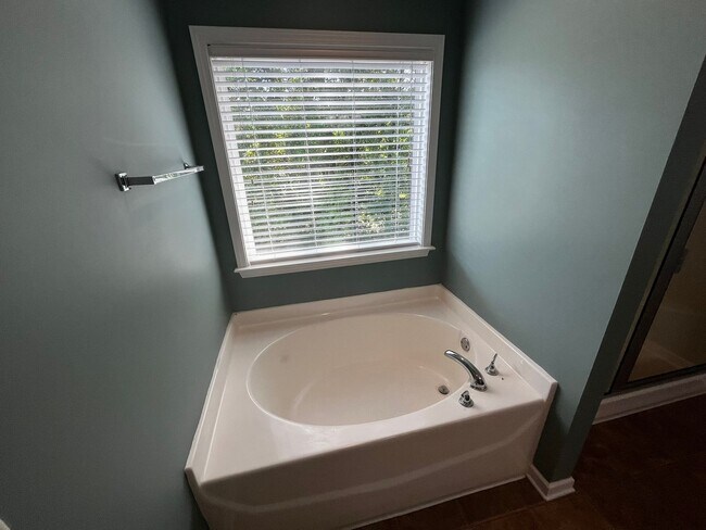 Building Photo - Modern Amenities. Urban Location. Sophisti...