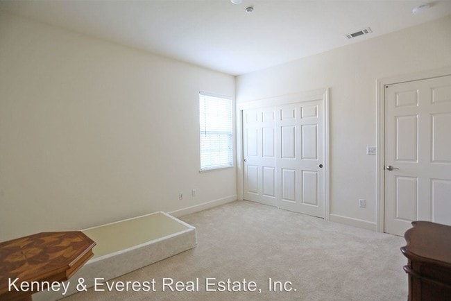 Building Photo - 3 br, 3.5 bath House - 11 West Barberry Place