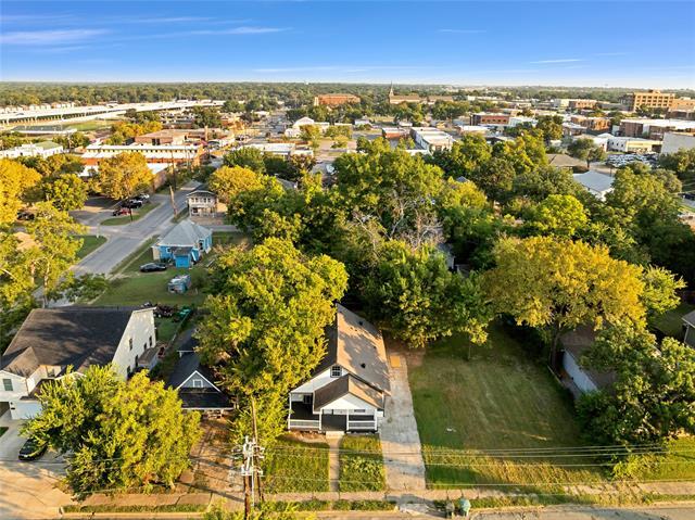 Building Photo - 323 W Cherry St