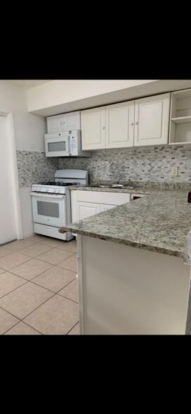 Building Photo - 401 SW 8th St