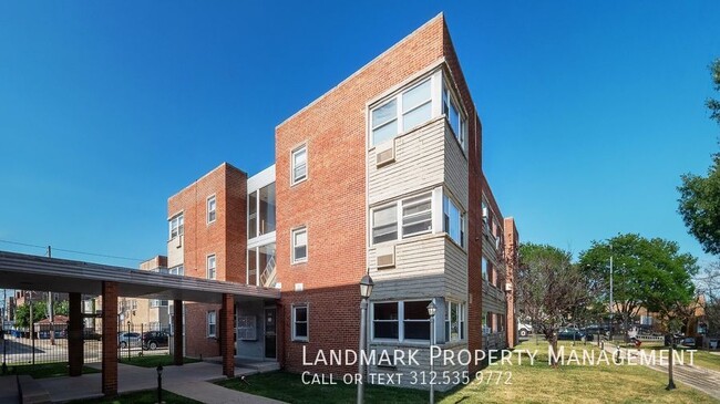 Building Photo - 2401 W Balmoral Ave