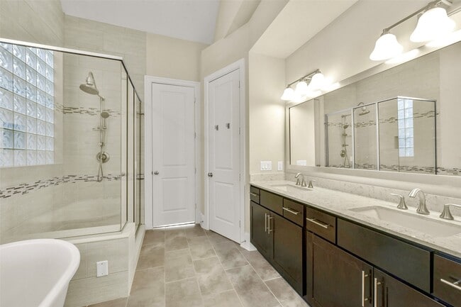 Building Photo - 734 N Shepherd Dr