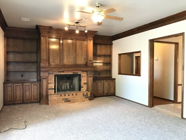 Building Photo - Spacious home in Edmond