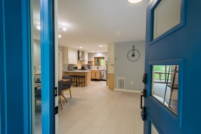 Building Photo - 201 Bluebird Ln