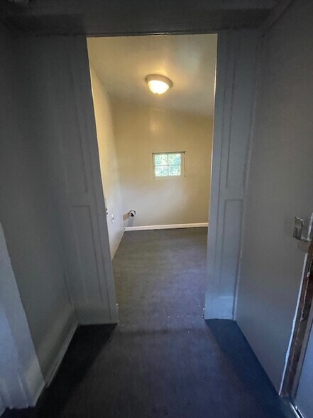 Building Photo - 422 Studebaker St