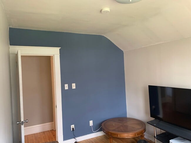 Building Photo - Duluth, MN - 3-bedroom - 2 bathroom - Sing...