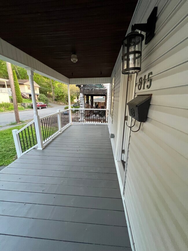 Building Photo - 815 Grove St