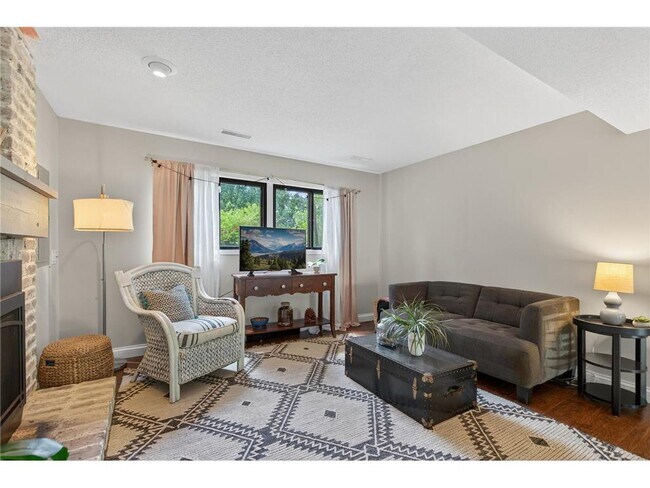 Building Photo - 16220 15th Ave N