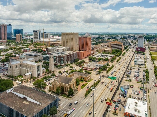 Building Photo - 2016 Main St