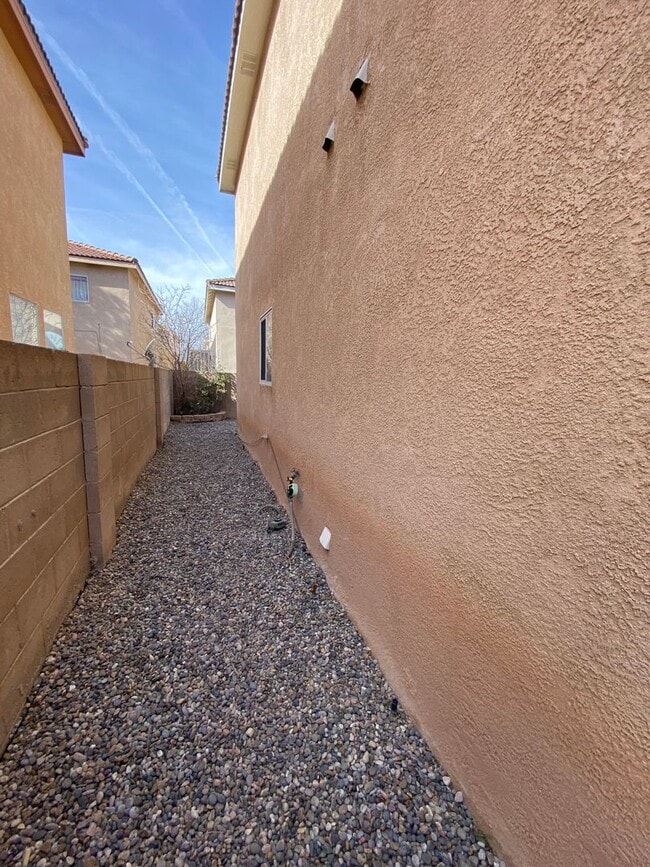 Building Photo - 3 bed 2.5 bath
