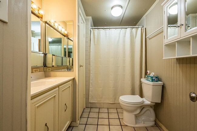 Building Photo - 2006 Piedra China St