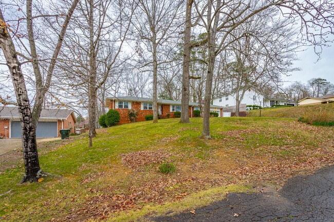 Building Photo - 3 Bedroom 2 Bath in East Brainerd