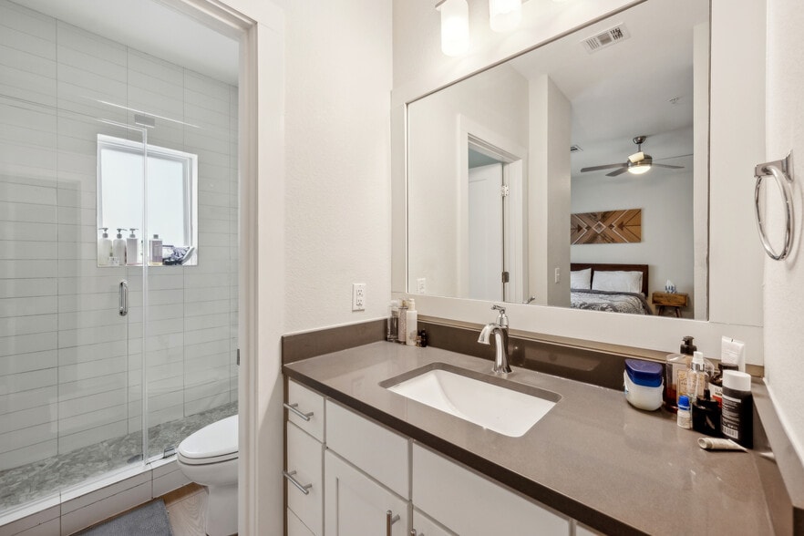 Full Bathroom - 2827 Manor Rd