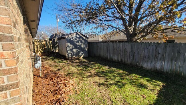 Building Photo - Discover this inviting 3 bedroom, 2 bathroom rental nestled in Cleburne, Texas, offering a spacio...