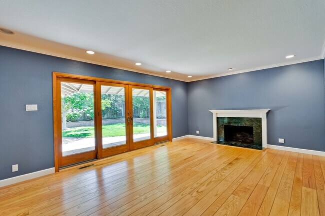 Building Photo - Excellent 3 Bedroom 2 Bath In A Great Neig...