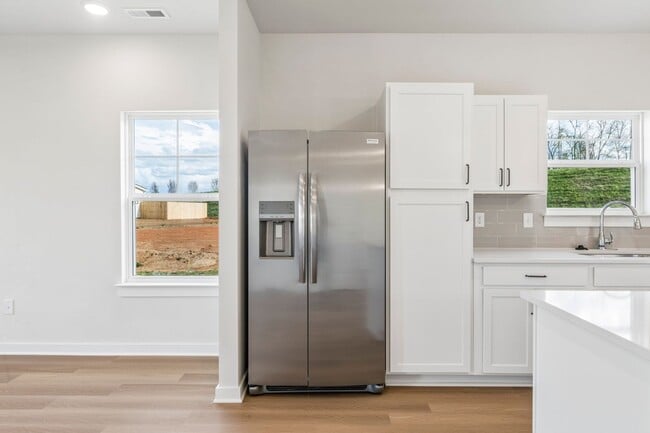 Building Photo - Brand new home in a great location central to all of Tri-Cities