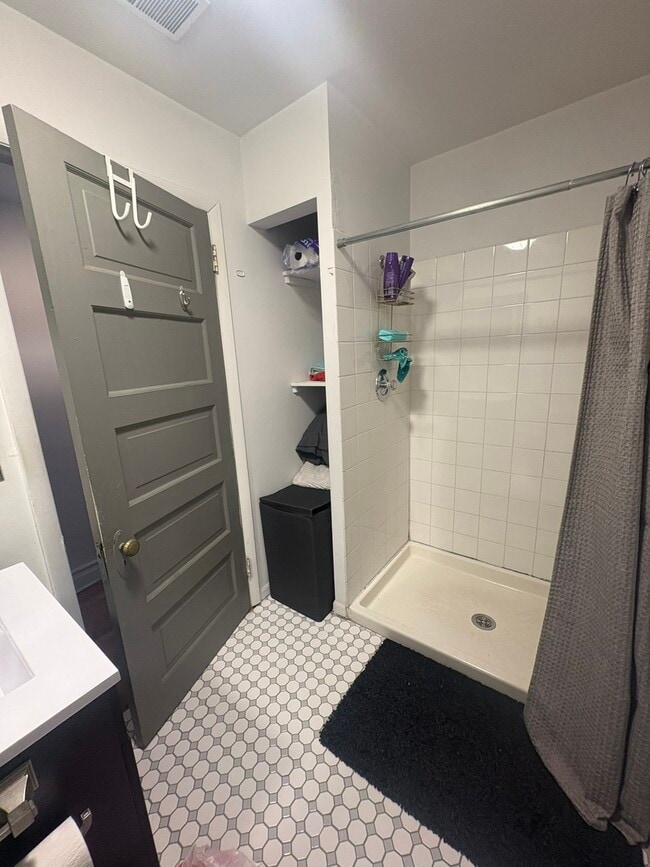 Building Photo - 3720 N Sheffield Ave