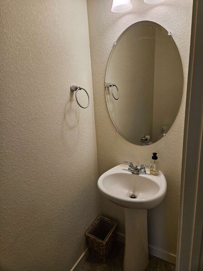 Building Photo - 3 bed 3 bath home in Bennett.