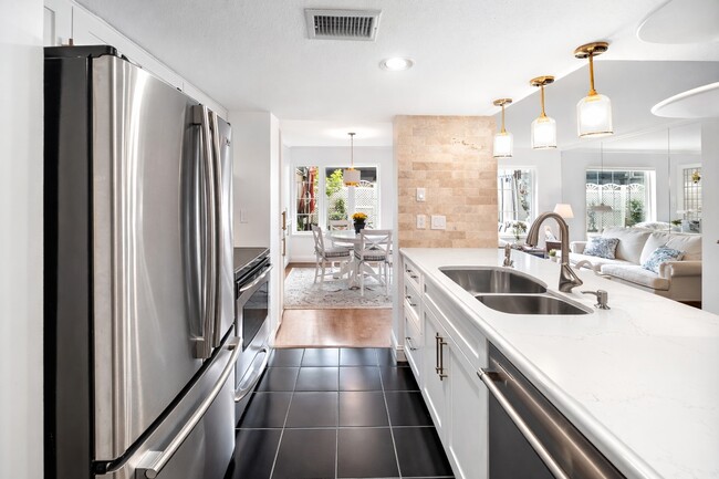 Building Photo - 8944 Chatsworth Dr